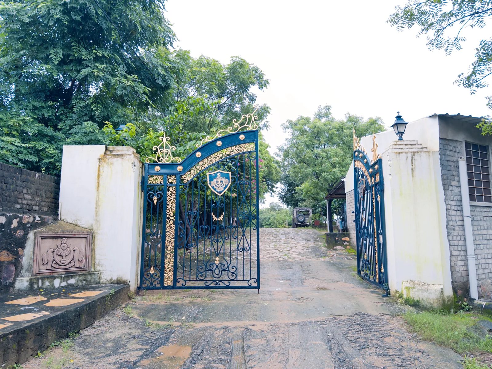 Talabgaon Bagh – 6BHK Villa for Shoots in Jagatpura — Entrance Parking