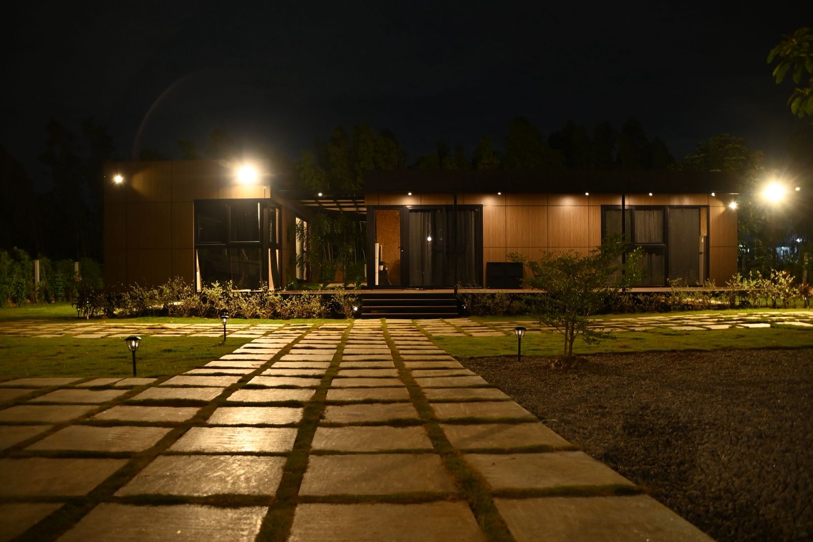 Luxury Farmhouse with Natural Pond & Pool in Bangalore  — Walkway / Pathway