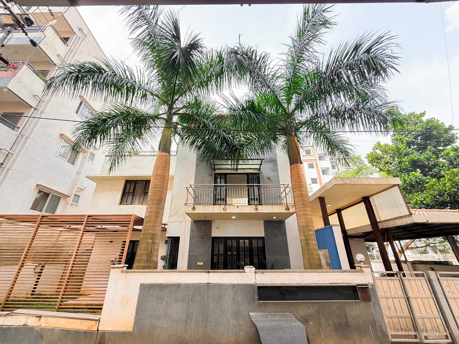 Lagoon Luxe – 4BHK Luxury Villa with Rooftop Pool