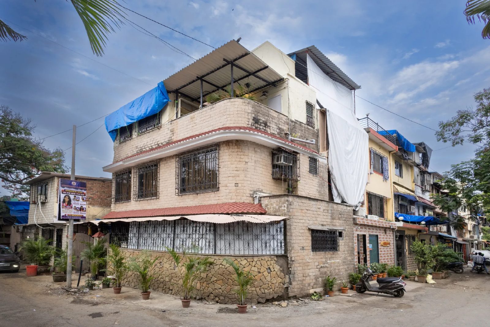 Bombay Belvedere – 4BHK Villa for Shoots in Andheri West — Entrance and Parking