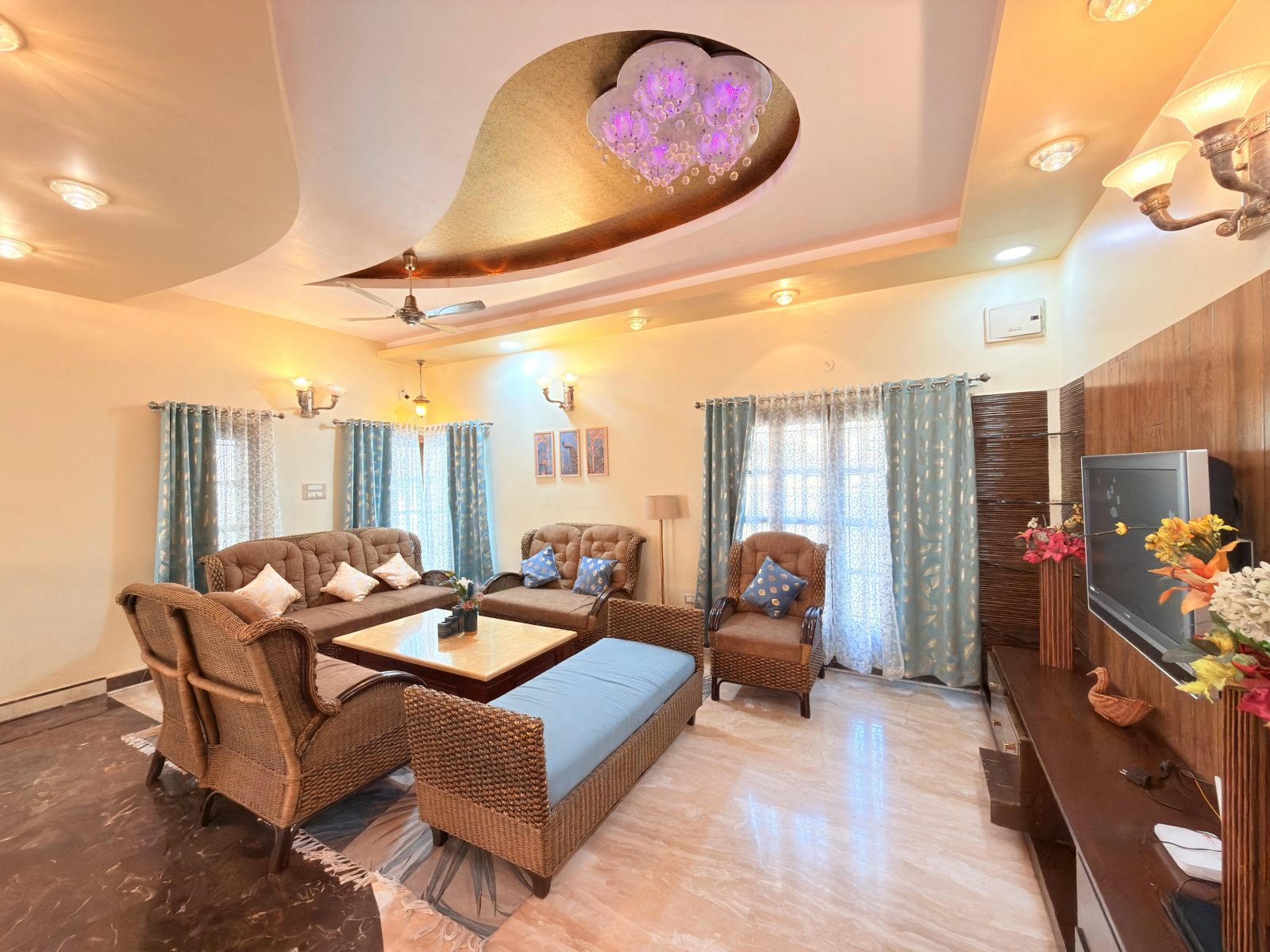 Wooden Whispers – 4BHK Villa for Shoots in Kammanahalli — Lounge