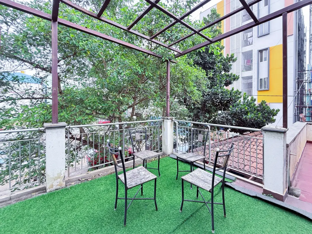 Lagoon Luxe – 4BHK Luxury Villa with Rooftop Pool — Balcony & Terrace