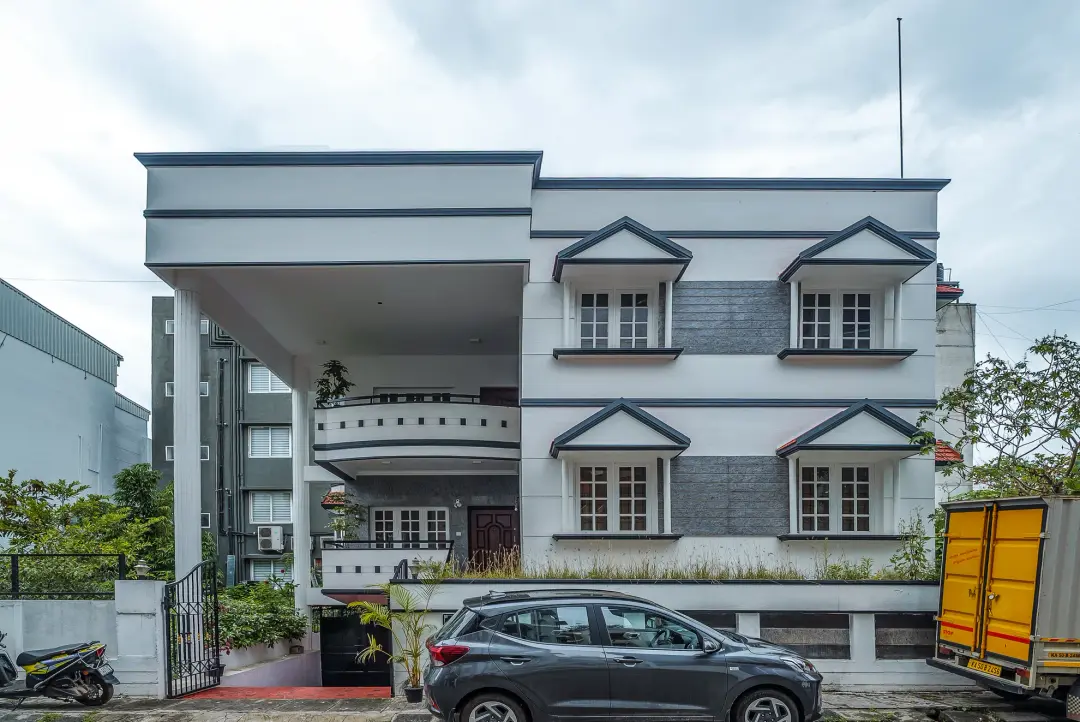 Vanta Grove – 5BHK Luxury Garden Villa — Entrance & Parking