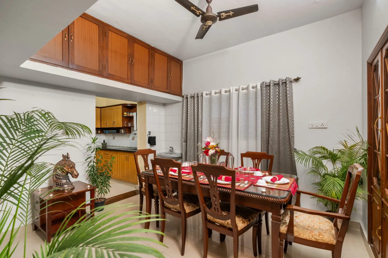 Vintage Haven – 5BHK Villa for Shoots in Indiranagar — Dining Area