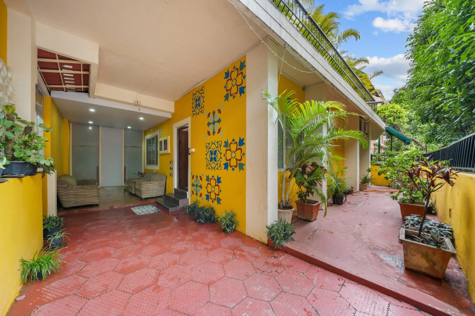 Vintage Haven – 5BHK Villa for Shoots in Indiranagar — Entrance and Parking