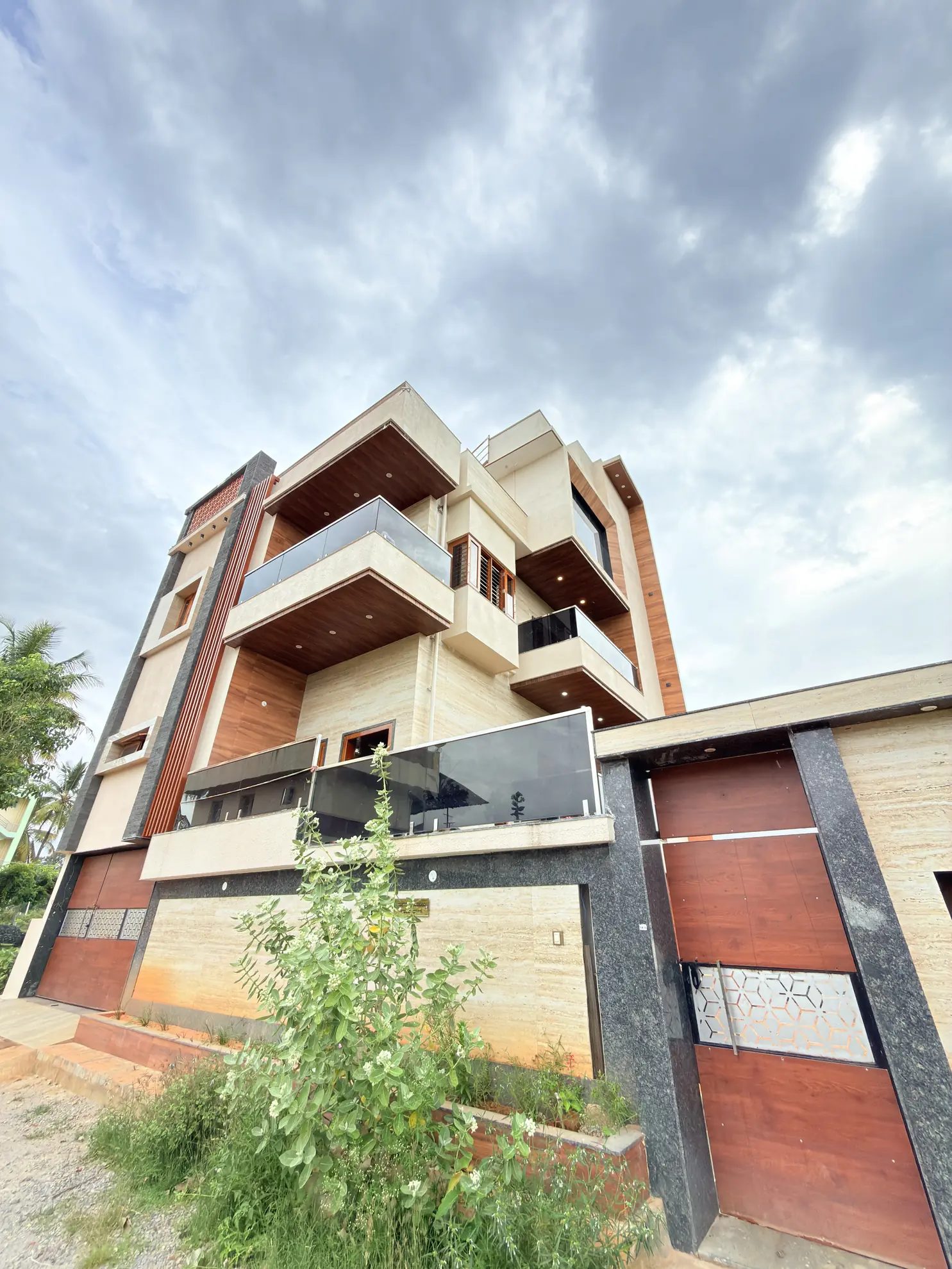 Palm Breeze – 4BHK Villa for Shoots in Madavara — Entrance and Parking
