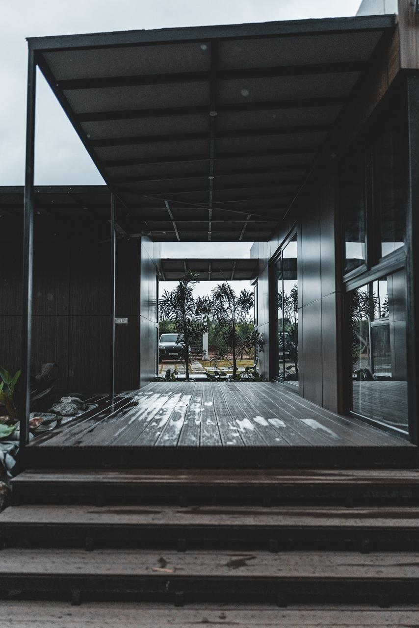 Luxury Farmhouse with Natural Pond & Pool in Bangalore  — Courtyard / Inner Open Space