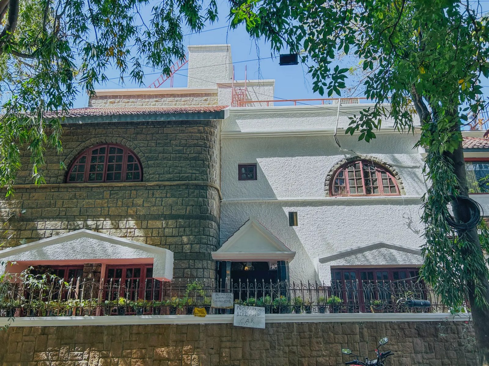 Regal Sapphire – 5BHK Villa for Shoots in Koramangala — Entrance and Parking