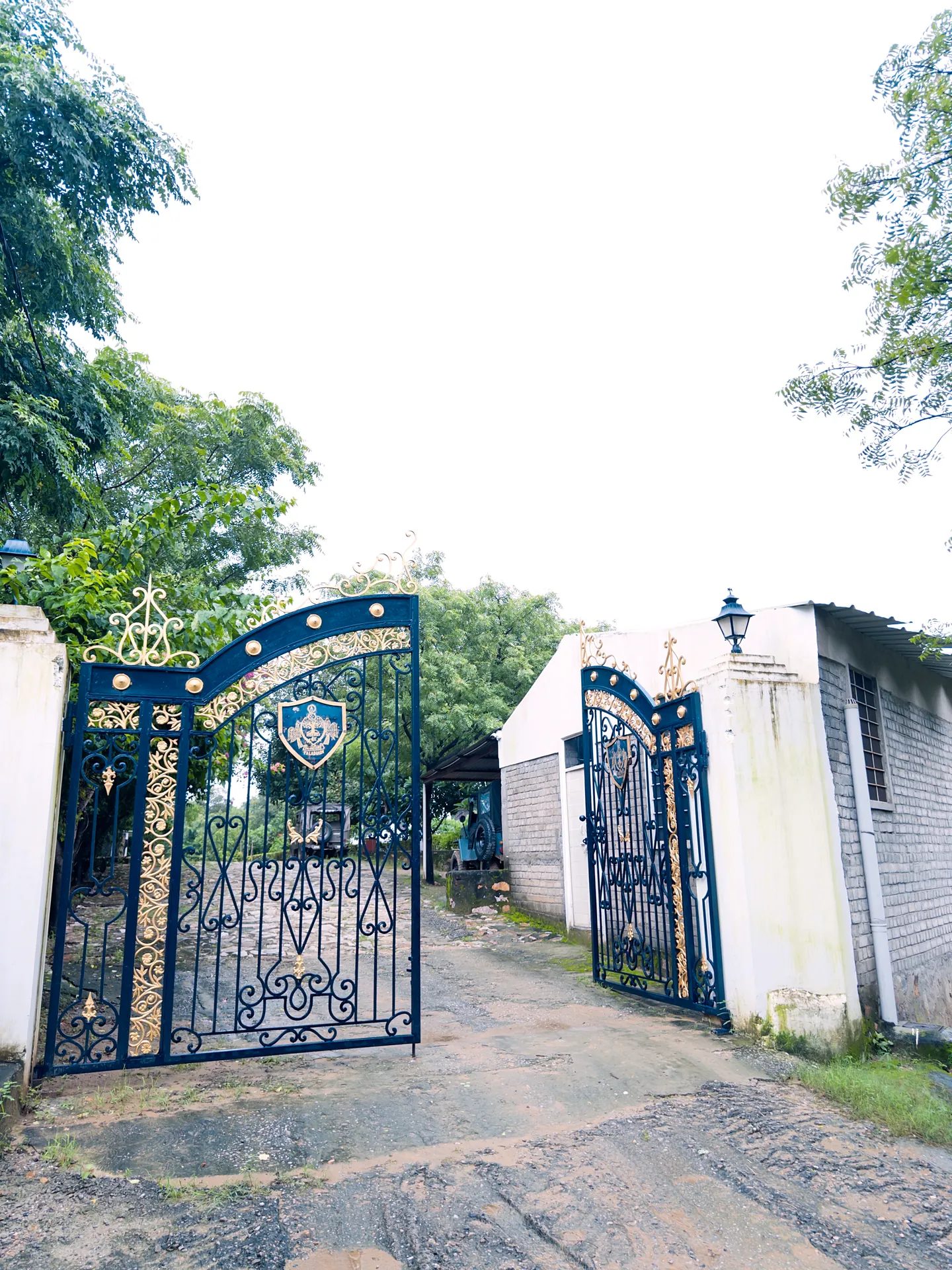 Talabgaon Bagh – 6BHK Villa for Shoots in Jagatpura — Entrance Parking
