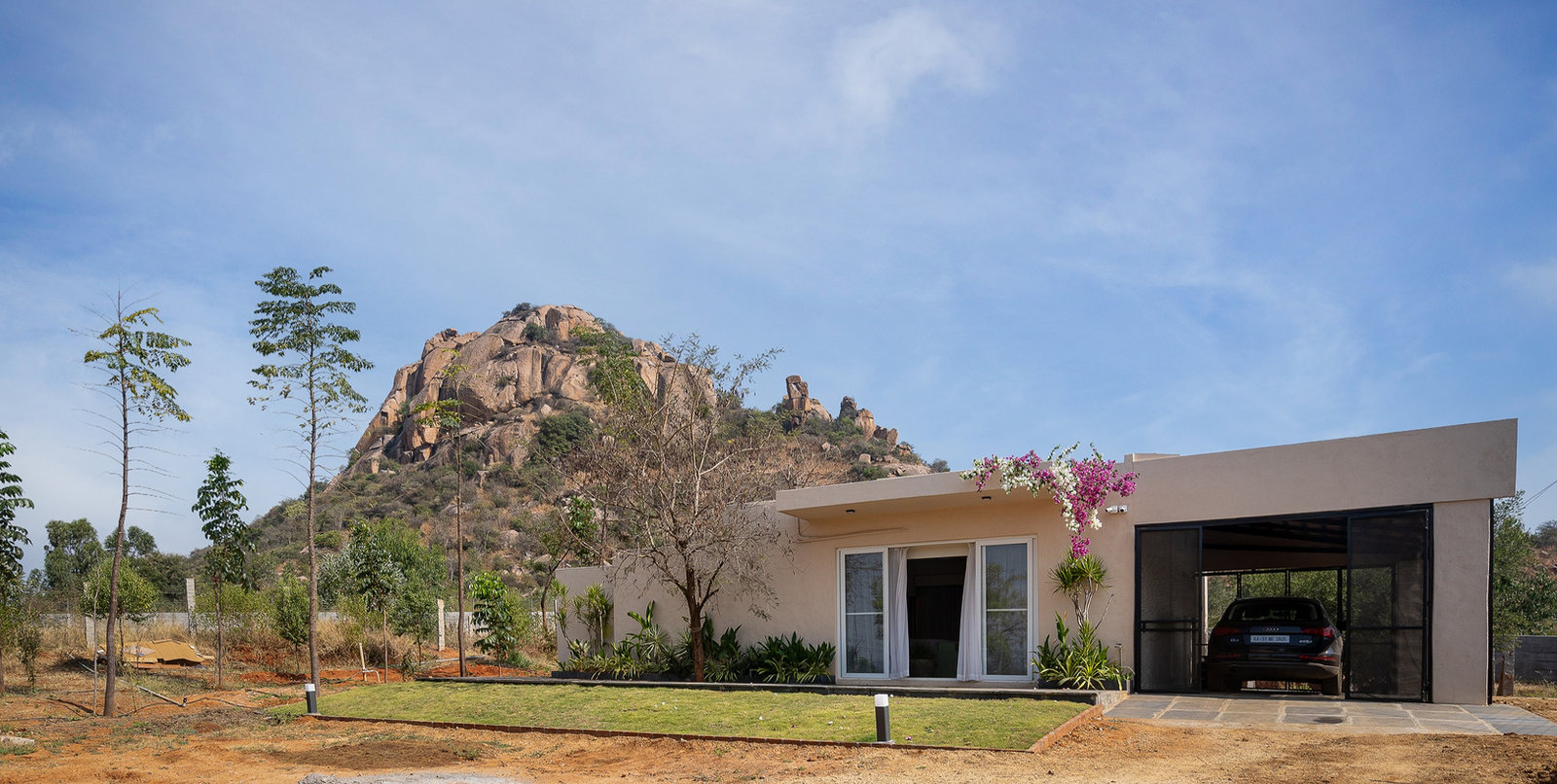 Hillside Studio Villa with Plunge Pool & Garden Shower, Yellodu