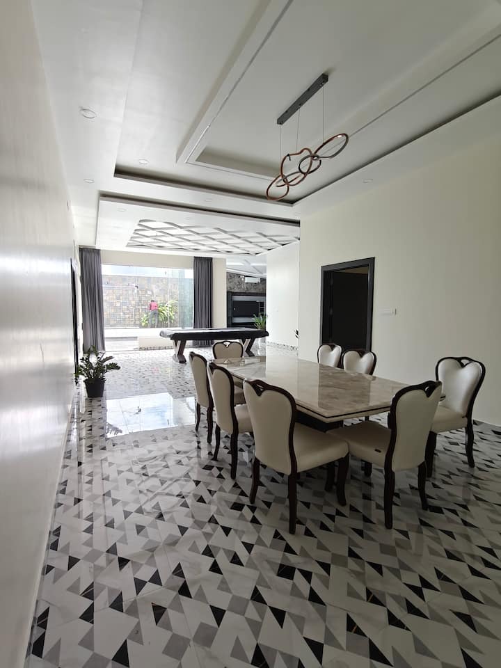Grand - Luxury 3BHK Bungalow with Game Room and Jacuzzi ( 6 ) — Private Dining Area