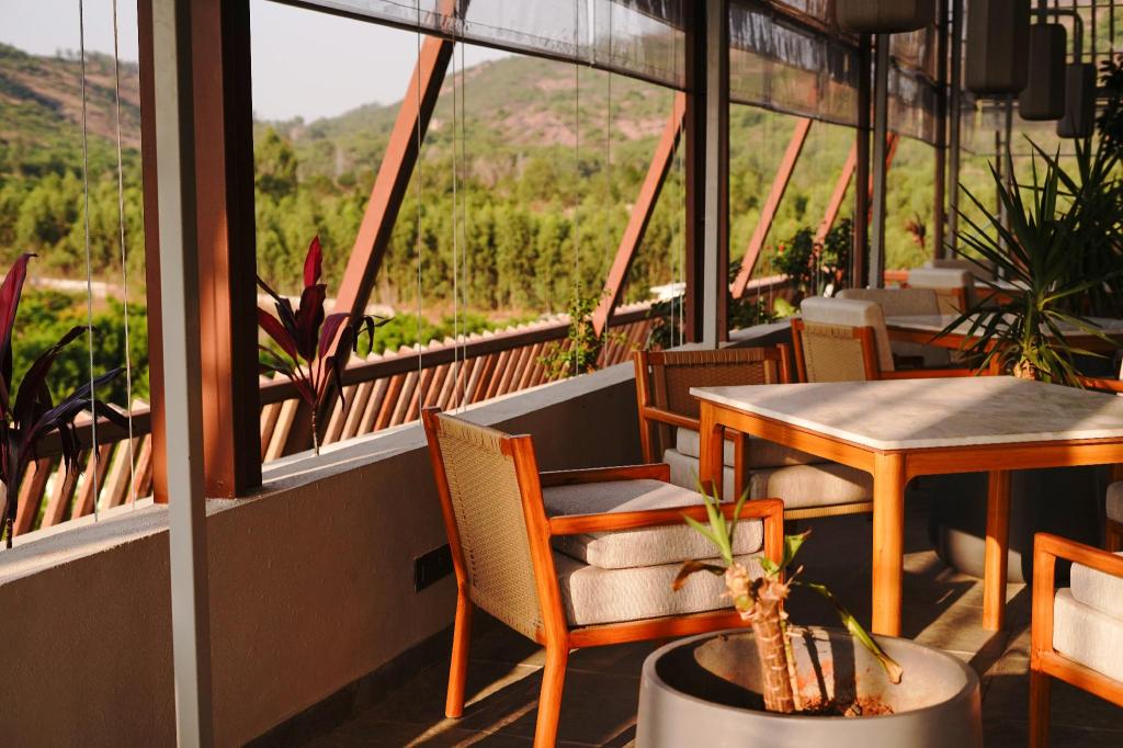 Luxury Hillside Estate with Infinity Pool & Scenic Views – Nandi Hills (1) — photo 2