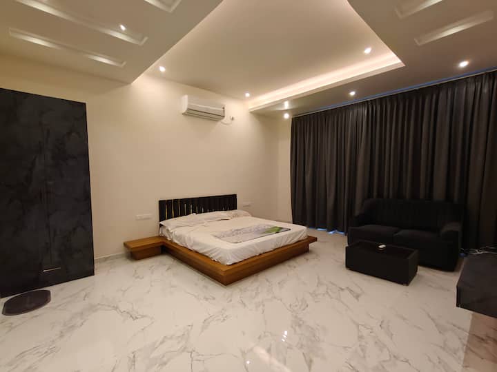 Grand - Luxury 3BHK Bungalow with Game Room and Jacuzzi ( 6 )