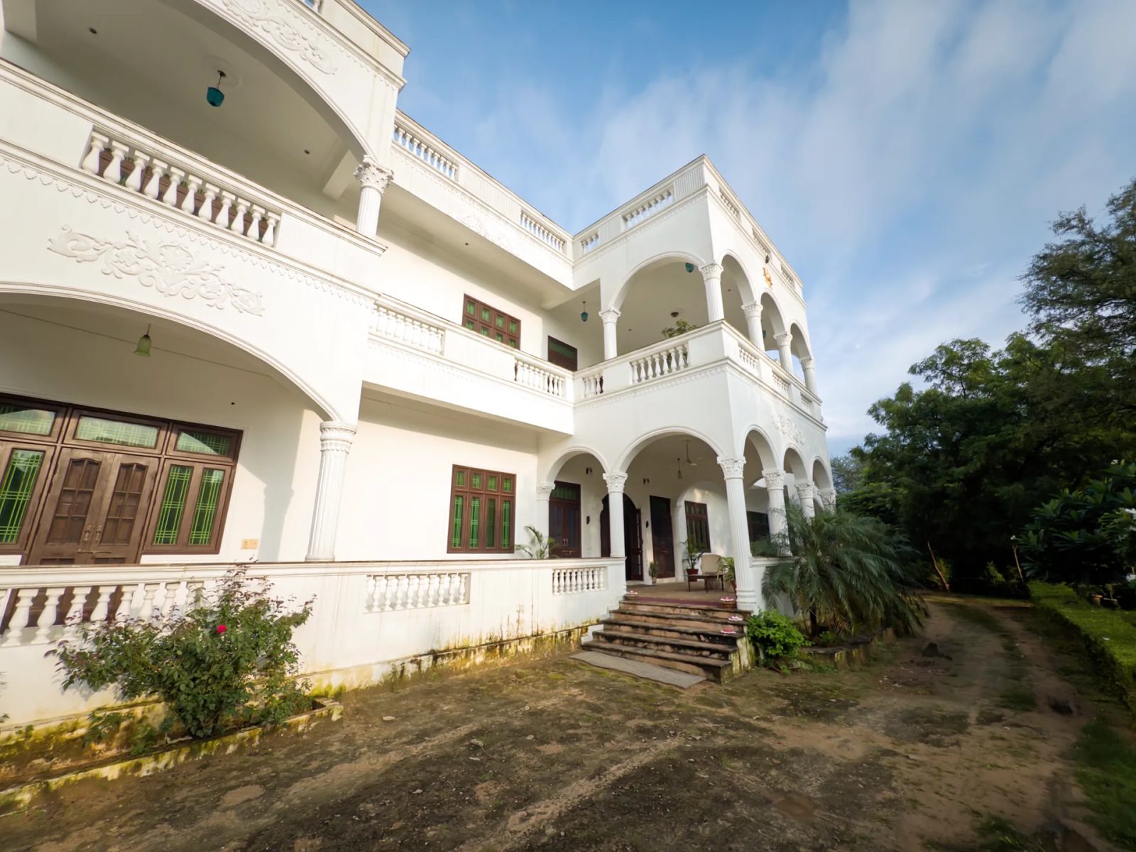 Talabgaon Bagh – 6BHK Villa for Shoots in Jagatpura — Entrance Parking