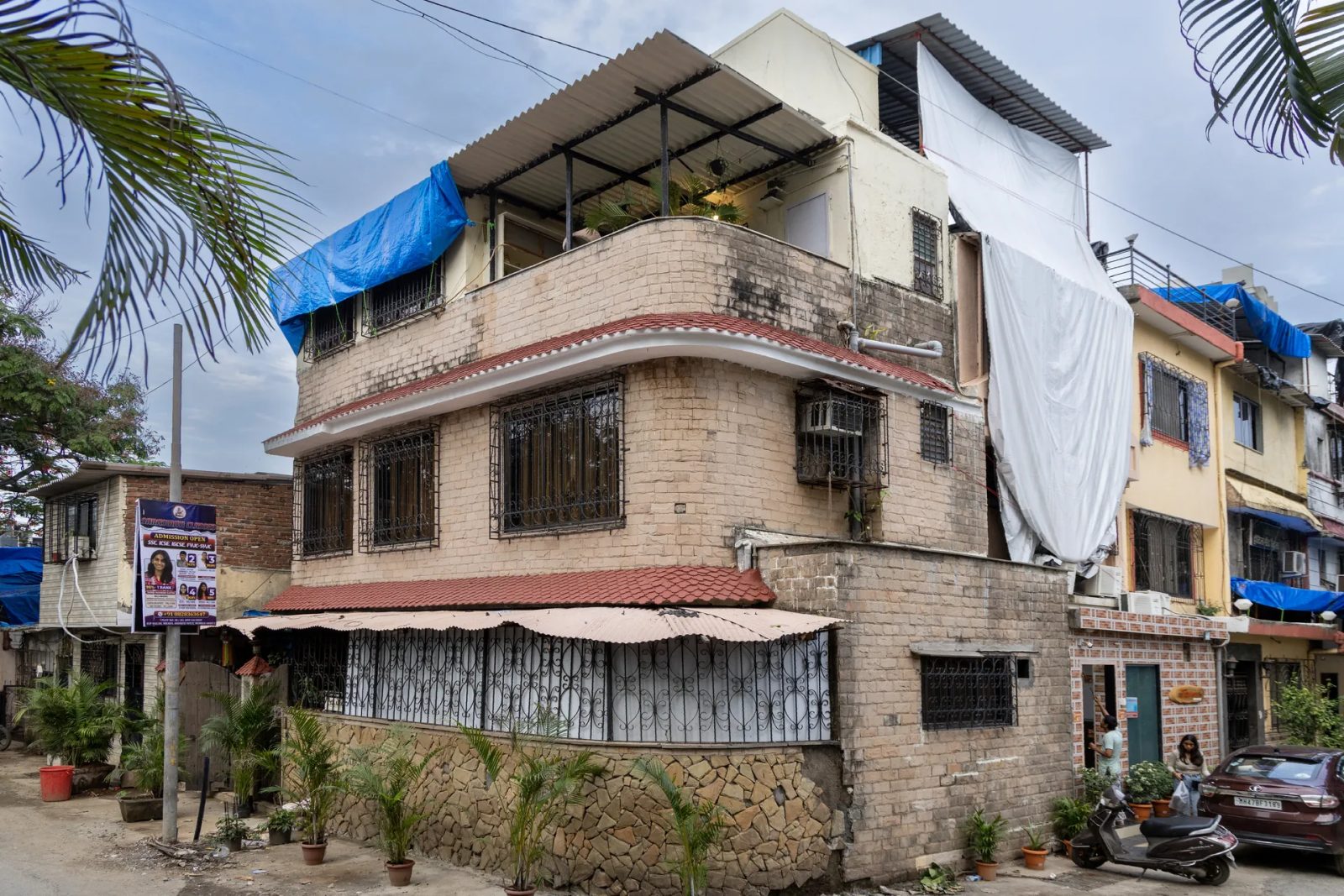Bombay Belvedere – 4BHK Villa for Shoots in Andheri West — Entrance and Parking