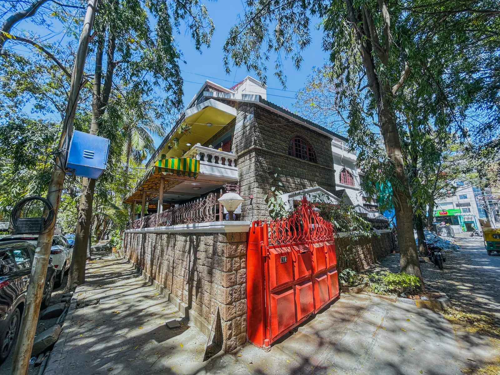 Regal Sapphire – 5BHK Villa for Shoots in Koramangala — Entrance and Parking