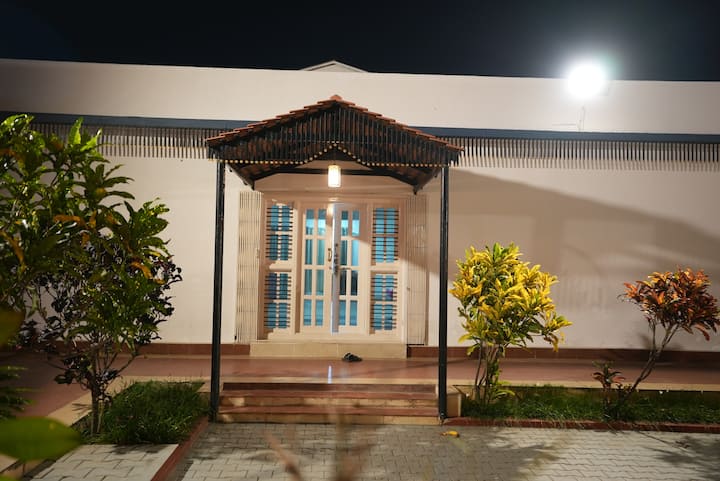 Farmhouse Resort with Pool, Pavilion, Bar and Game Room (  7 ) — Attached Bathrooms