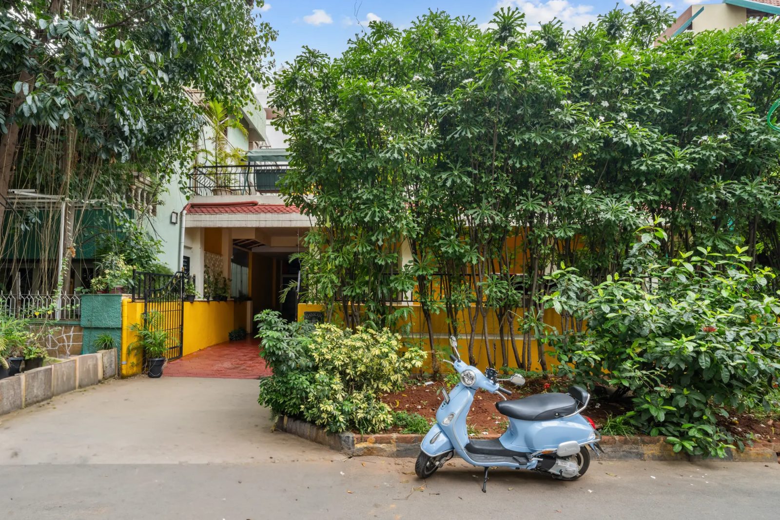 Vintage Haven – 5BHK Villa for Shoots in Indiranagar — Entrance and Parking