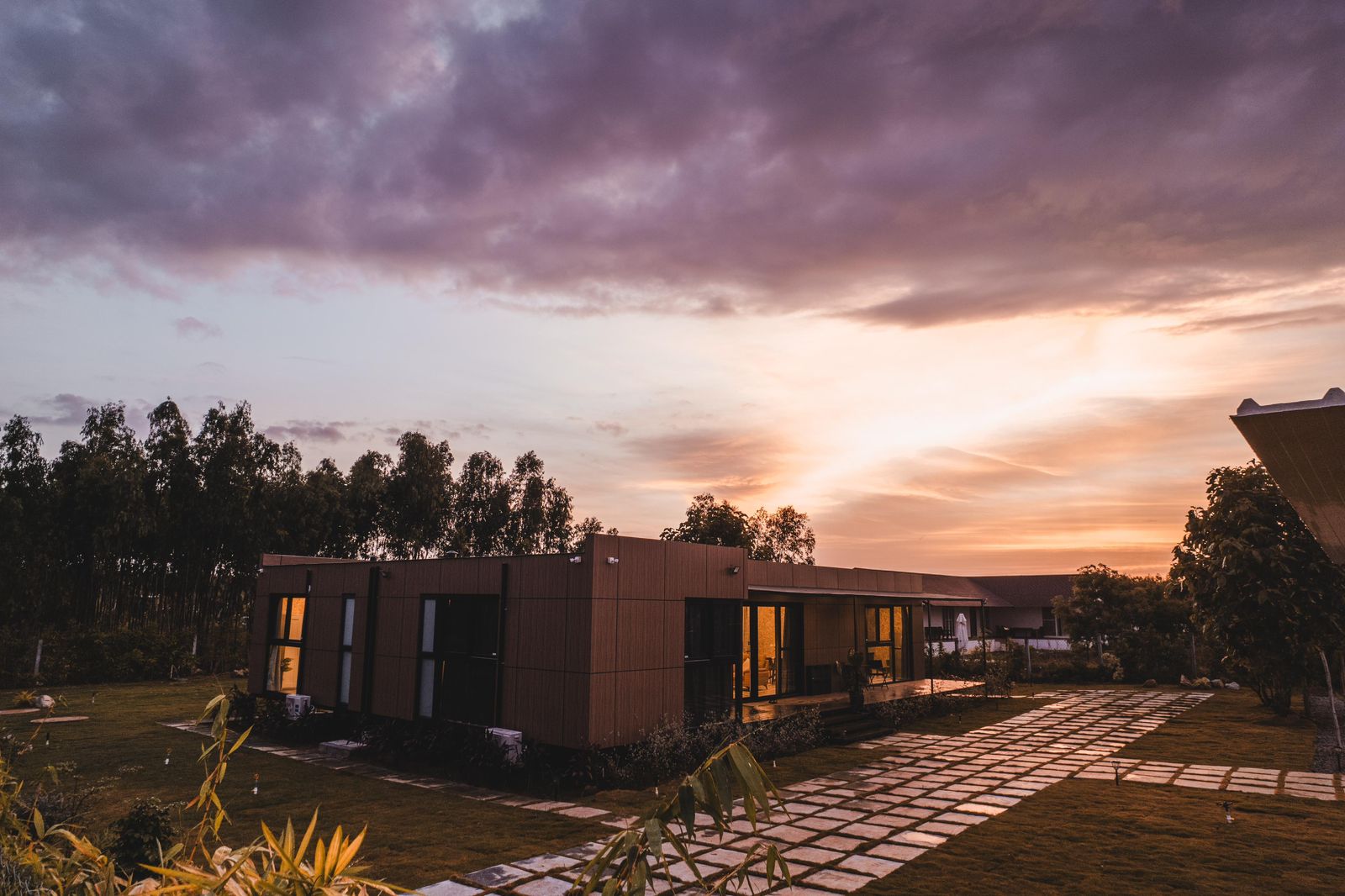 Luxury Farmhouse with Natural Pond & Pool in Bangalore  — photo 4