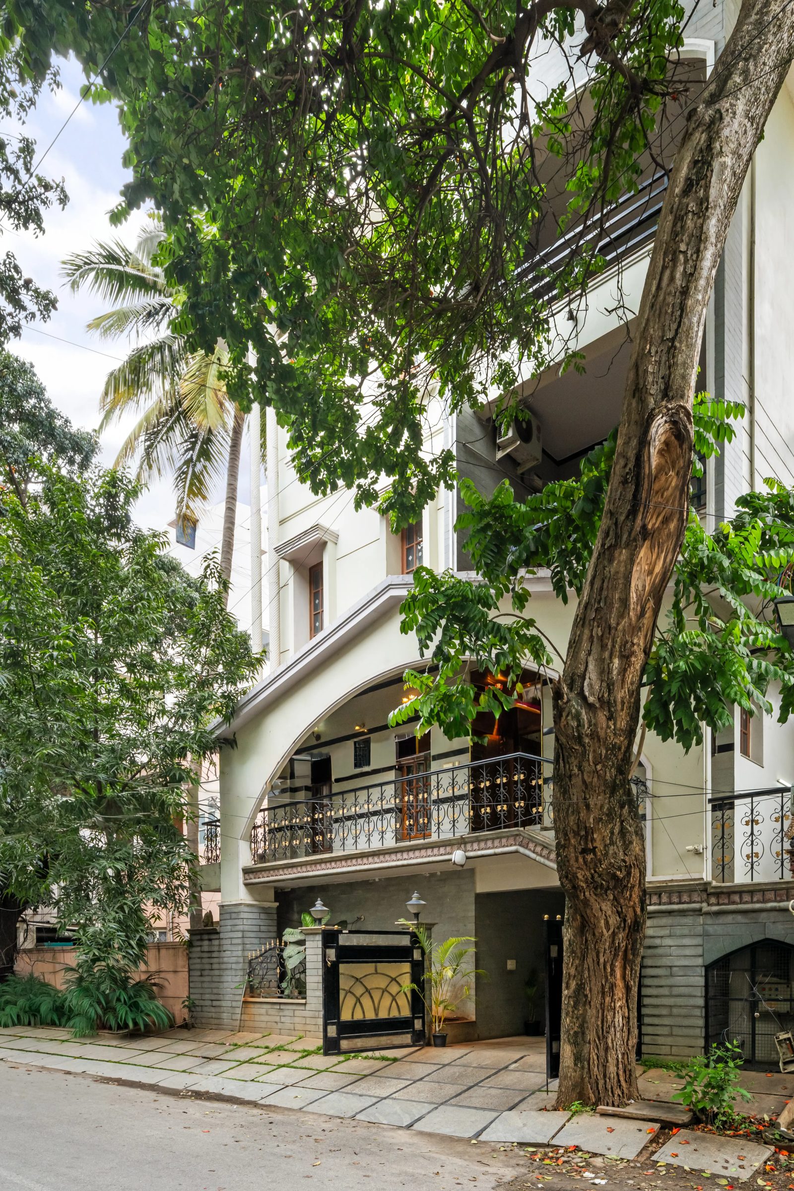 Wooden Whispers – 4BHK Villa for Shoots in Kammanahalli — Entrance and Parking