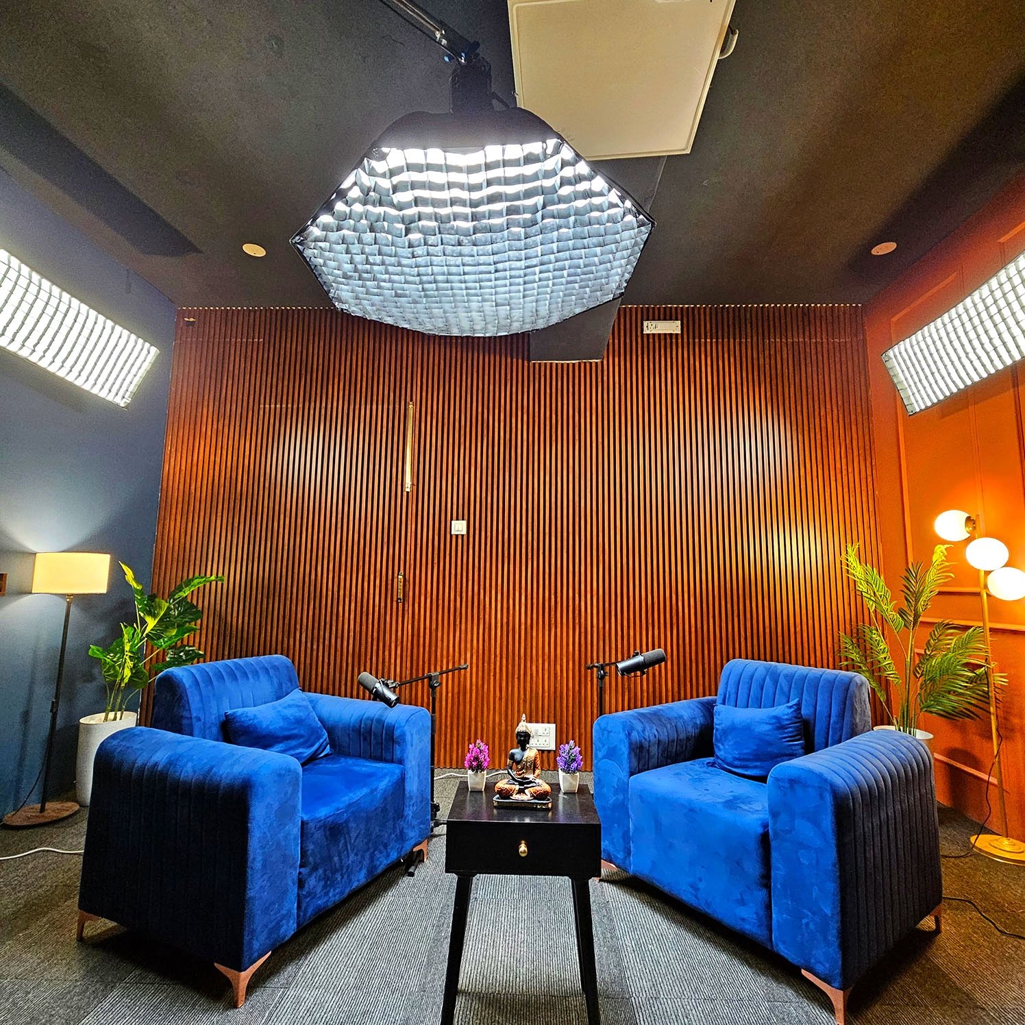 Podcast Studio XL – Multicam Set for up to 6 Guests, Indiranagar — Lounge Podcast Sets