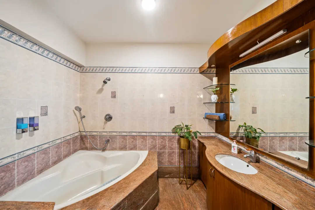 Namma Woodland – 4BHK Golf Course View Villa — In-Room Jacuzzi