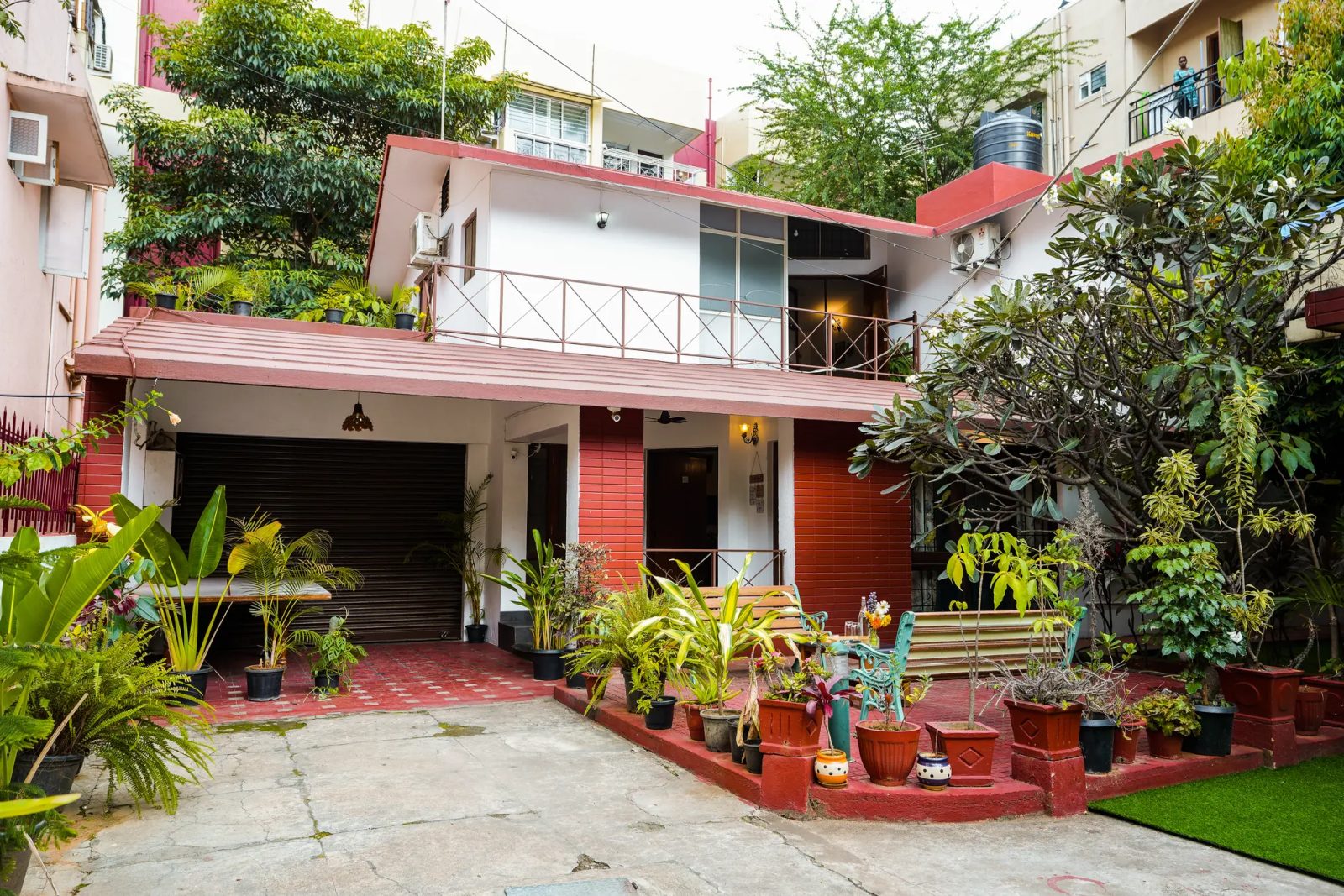 Cine Castle – 4BHK Villa for Shoots in Mg Road — Entrance and Parking