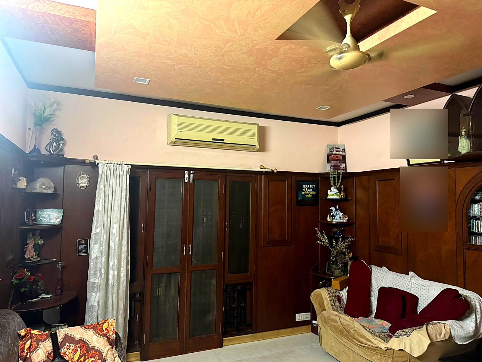 Casa Balustrade – Two-Flat Heritage-Style Family Home with Rooftop Terrace for Shoots in Bengaluru — Flat 2 – Wood-Panelled Living & Balcony