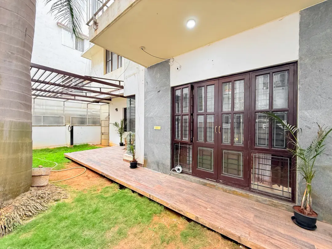 Lagoon Luxe – 4BHK Luxury Villa with Rooftop Pool — Garden & Patio